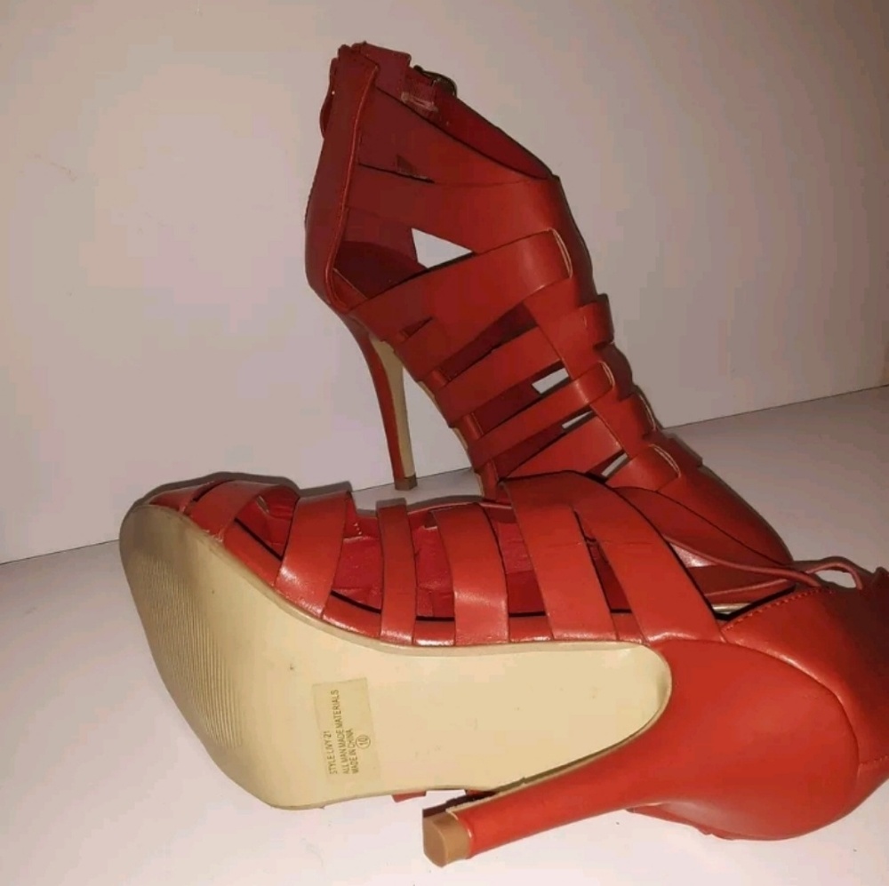 FOREVER Red Slit Rubber Closed Toe Heels Size 10